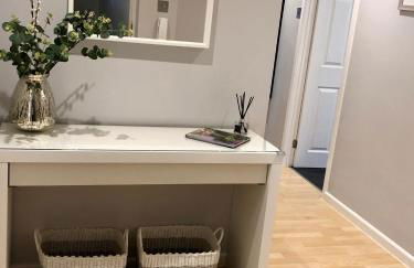 AB - Top floor 2 bed modern town centre apartment with parking for one vehicle - Foto 2