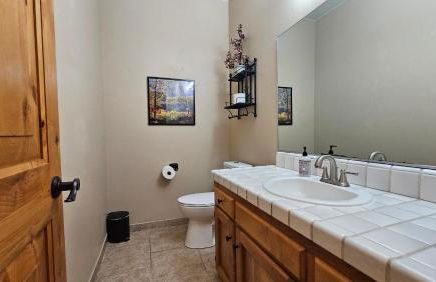 Knotty Pine Cabin with Artisan Stone Patio - Walk to Bass Lake - Foto 24