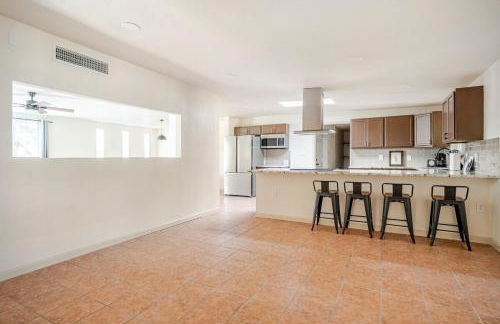 l NEW l 5BR 3BTH Large and Modern Home l Central LOC l 1 ACRE lot - Foto 39