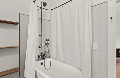 Hudson Restored Farmhouse with Fire Pit - Foto 28