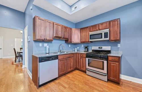 St Louis Tower Grove Two-Story Townhome Perfect for Groups Side A - Photo 5