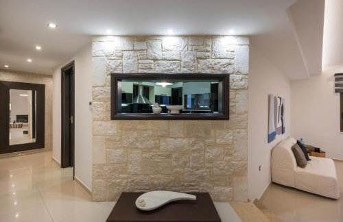 Villa Wisdom - Elegant & Homely with Pool, Galatas - Photo 34