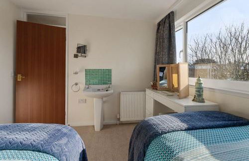 Baywatch Sea View Retreat - Photo 29