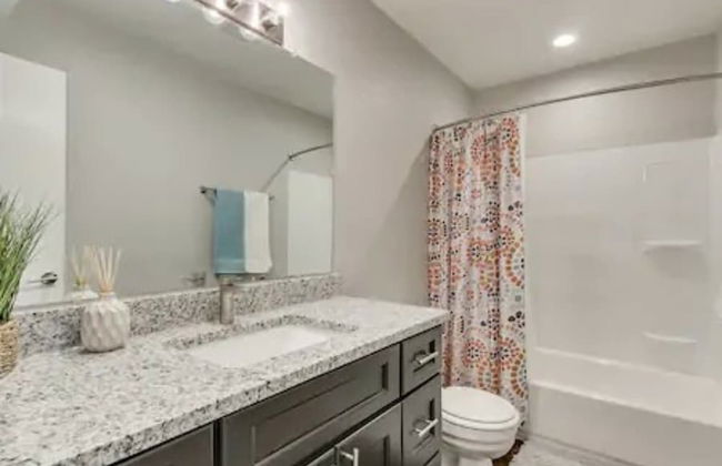 Evie's Campus-close 2 bedroom luxury - Photo 16