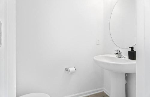 Luxe 2BR Townhome | Pool | Close to Beach - Foto 11