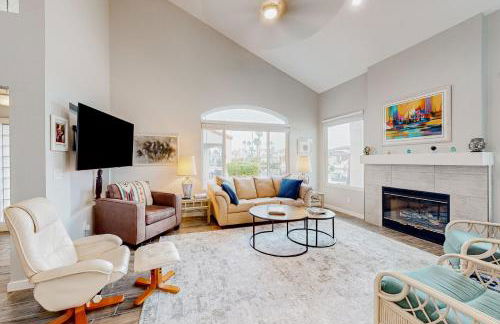 Lake view desert stay with pool, patio, grill, & smart TVs - snowbird-friendly - Foto 1