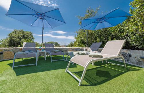 Villa Melary with Pool and Jacuzzi - Photo 29