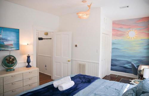 The Maiden Voyage - Themed Getaway, Steps to Forsyth, King Bed, Grill, Games, Picnic Basket - Foto 23