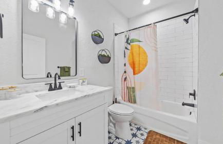 Mid-Century Modern Retreat by Coffee, Food + Shops - Foto 26