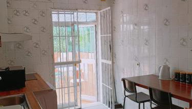 8 mins walk to Train Station Low Cost Youth Hostel - Foto 5