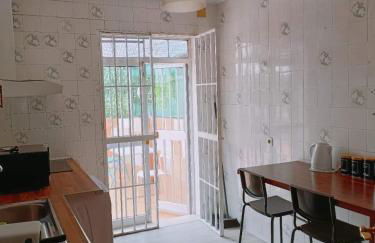 8 mins walk to Train Station Low Cost Youth Hostel - Foto 5