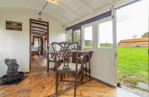 The Railway Carriage - Photo 12