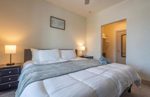 Top Floor City Views! King Bed Pool Gym Free Parking - Foto 20