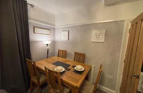Entire House, Parking, Facilities, sleeps up to 6, suitable for contractors, families or NHS - Foto 13