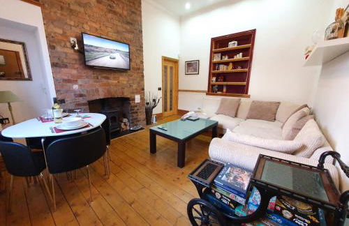 FREE DOG STAY - LARGE APARTMENT - Walk in Shower -FULL Kitchen - Free On Street Parking, NETFLIX - Super Fast WiFi - DVD's-Welcome Tray - No Deposits - Just Meters from Gavin n Stacey Film House - Foto 30