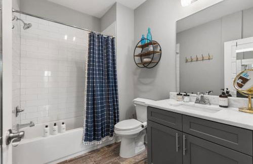 Only 4 Miles to Broadway with Free Parking and TVs in Bedrooms - Foto 36