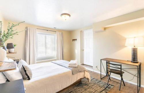 Spacious 3BR Basement Apt near Airport, Work, Ski - Photo 2