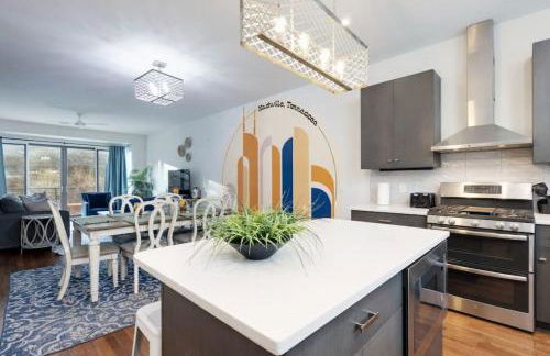 Modern Townhome, Large Game Room, 10min to Downtown! Sleeps 10! - Foto 1