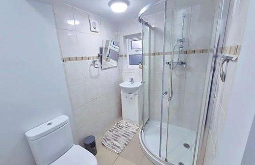 Roomy, comfortable Greater London home, sleeps 8 - Foto 7