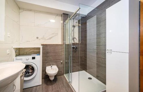 Awesome Home In Modric - Photo 45