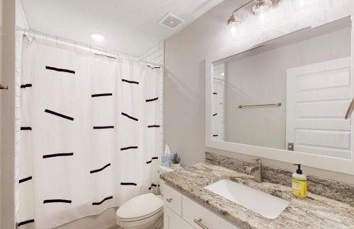 Stylish dog-friendly townhome with firepit & enclosed yard - blocks to downtown - Photo 21