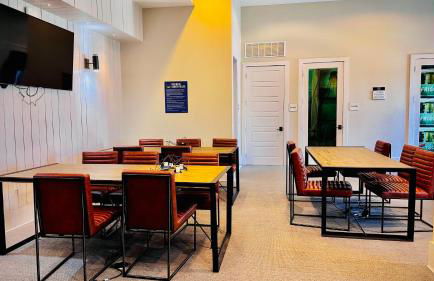 Lux Modern Apartment with Pool View & Prime Location - Foto 7