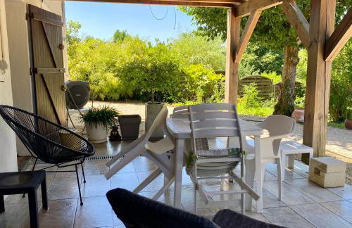 Charmant F1 avec terrasse et vue sur jardin arboré - fraicheur naturelle du rez de jardin - parking - Foto 8