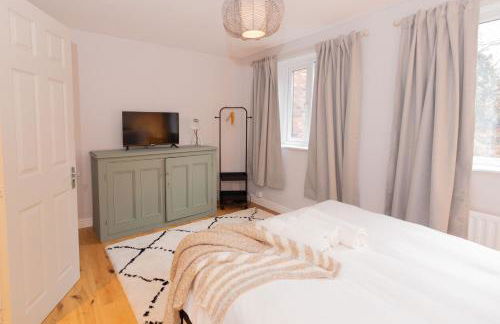 Cosy 4BR house, West Didsbury, bars and restaurants close by, Free Parking, Sleeps 8 - Photo 7