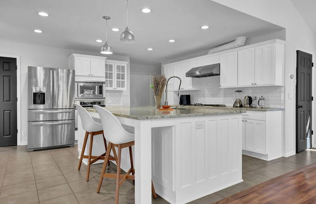 Chamblee Retreat 3BR Home w Spacious Porch - Foto 26