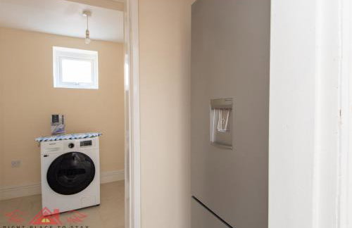 Darlington Modern 2 Bed Apartment Great for Contractors - Photo 18