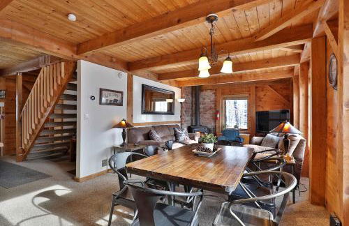 Killington Cabin - Right Unit - Sleeps 10 in 4 BR, 2 BA Cozy Escape - Foto 6