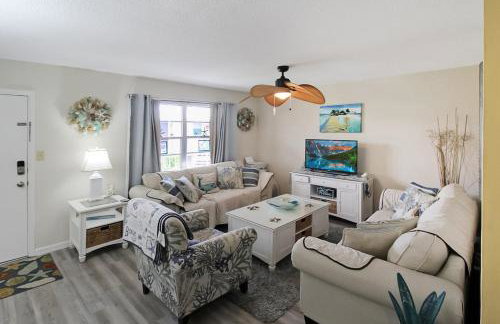 2 BR second story condo close to beaches - Foto 1