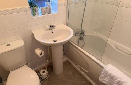 Ivy House - 3-Bed, Sleeps 4, Parking, WiFi, Contractors - Foto 10