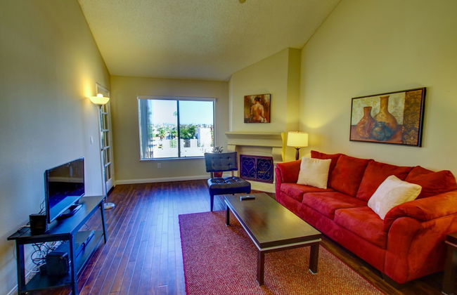 Sunshine Suites at Hillcrest - Photo 26