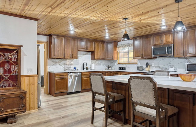 Pinetree Place by Avantstay Group Cabin w/ Hot Tub Minutes to the Lake - Photo 113