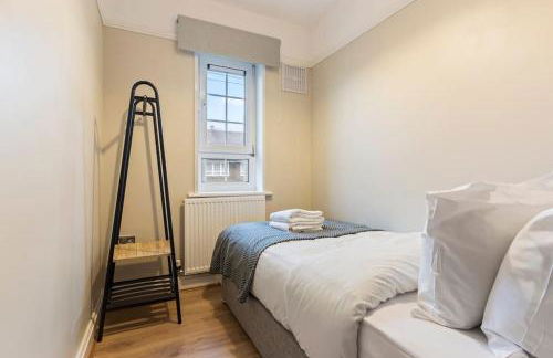 Modern 4 Bed house Ideal for Groups, Contractors near City Airport & O2 Arena, free parking & Wifi included - Foto 13