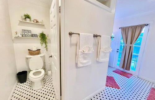 New Charming Spacious Disneyland Pool Home - Photo 15