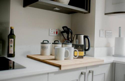 Sleeps 6 4 bedrooms 2 minute walk to the Square Hosted Happy Valley Cast - Photo 6