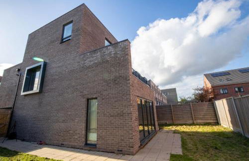 Luxury Deluxe - 4 bedrooms Villa - 6 beds - 10 Guests - Private Parking - Contractors Welcome - Trafford Stretford - Foto 8