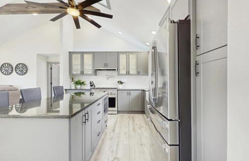 Outdoor Wonderland! Newly Built Home in Fort Ann - Foto 7