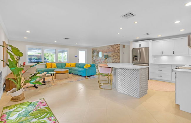 Flirty Flamingo Colorful Waterfront Escape w Pool - Foto 14