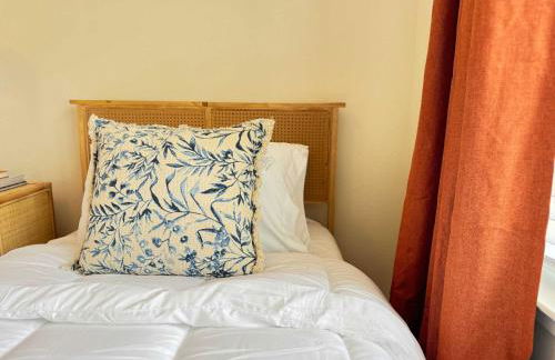 The Orange Blossom Suite Near UF Shands D-town - Photo 61