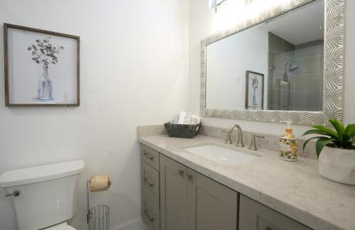 Awesome 5 bedroom 3 bath pool home with in-ground jacuzzi - Foto 26