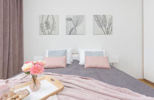 Metro Kondratowicza Warsaw Apartment with Parking by Noclegi Renters - Foto 12