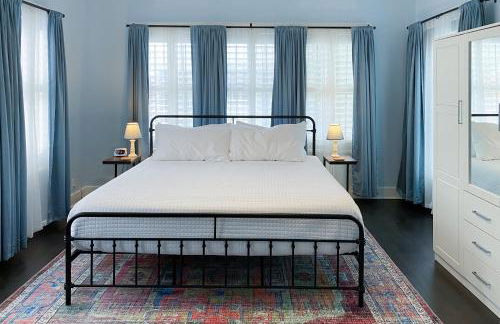 Charming home with pool, enclosed yard, patio & great Woodlawn Lake location - Foto 25