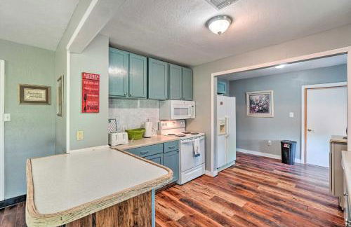 Centrally Located Lawton Home Dogs Welcome! - Foto 10