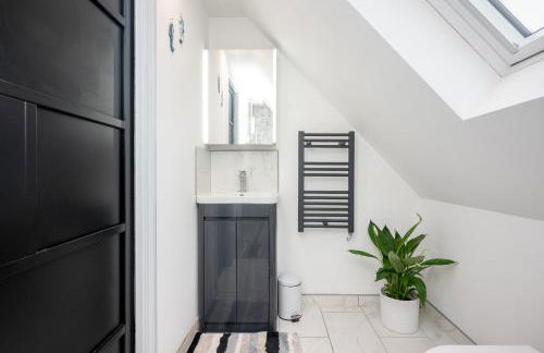 Peaceful Stylish Entire Apartment - Views, Gardens, Firepit, Balcony - Photo 22