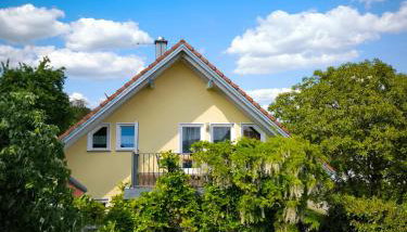 Dachgeschosswohnung im Grünen - Foto 2