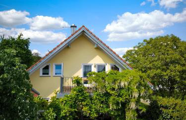 Dachgeschosswohnung im Grünen - Foto 2