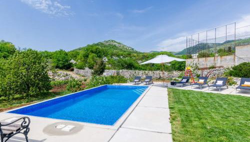 Villa Majkovica - 4 Bedroom Villa with Private Pool & En-Suite Bathrooms & Parking - Foto 5, Garden, sunbed